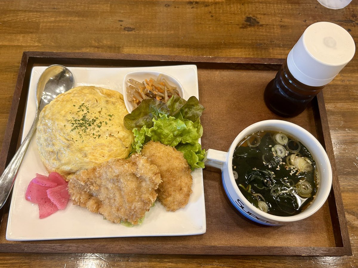 yohei_open's tweet photo. いっぷく食堂ちゃん。
おなじみ、まるチキプレート🐔

いつも美味いけど、今日のチキンカツは抜群に美味い。肉のジューシーさがいつもと全く違う😋

#いっぷく食堂ちゃん https://t.co/wwaJ4CbVFH