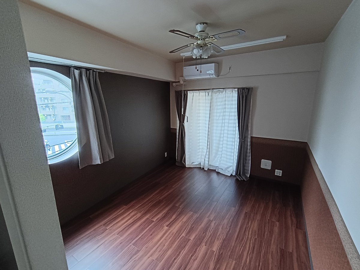 RH1250S's tweet photo. お部屋に物が無くなりました。色々な事があった東京で３年間住みました。睡眠時間ほか相当で約１年間過ごしたってことか…そう考えると大切なスペースでした。
ここも、自分を支えてくれました、どうもありがとう。
さようなら東京👋 https://t.co/RsL7Q6XBbh