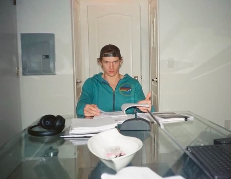 dearilya's tweet photo. jock hockey captain shane hollander meets theater president ilya rozanov. both constantly on each other’s throats over the campus’ extracurricular budget…

but here’s the thing: they’re forced to be roommates for the next semester due to unforeseen dorm renovations!! 😱 https://t.co/bCIV5RB2pY