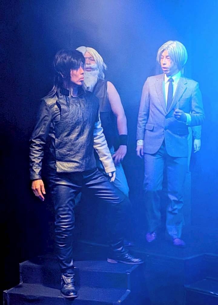 ososkun's tweet photo. #シアターOM
舞台版『#からくりサーカス』第18巻
〈こぼれ話④〉

戦うメンバーを決めるくじ引きシーン。

当たりくじを引かなければならない鳴海がまさかのハズレくじを引いてしまうハプニングがあった🤣

しかしトーアの咄嗟の機転によりハズレくじを当たりくじにすることができた！

#からくりOM https://t.co/PSQ8PblWVm