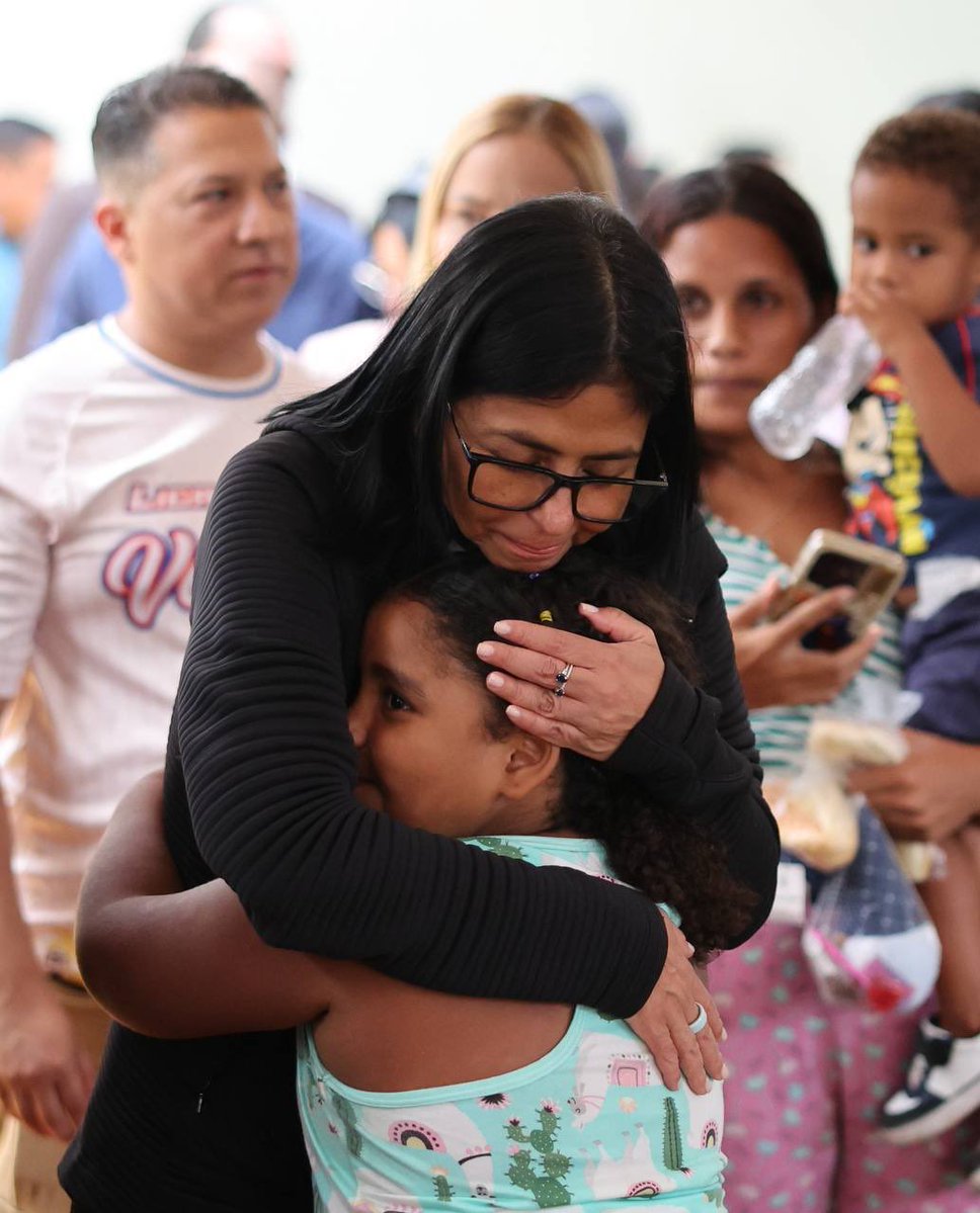 GRaulparedes's tweet photo. Pdta. (E) @delcyrodriguezv En momentos de emergencia, los venezolanos siempre sacamos lo mejor de nosotros. La prioridad ha sido proteger y salvar vidas para luego darnos ese abrazo que nos une y reconforta. https://t.co/oE8MV2Q9WK