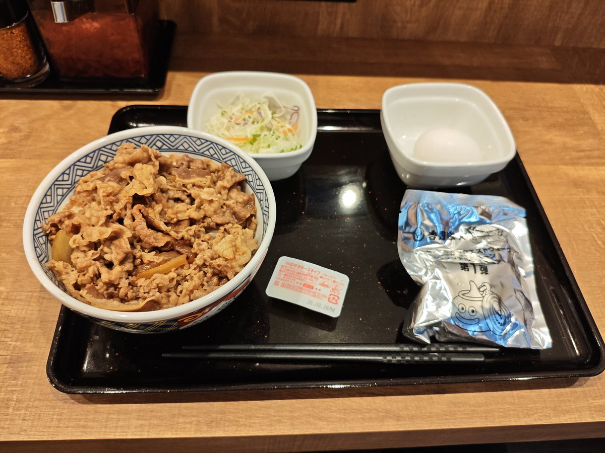 tanucha1995's tweet photo. 吉野家 仙台北目町通店さんへ
10時到着で余裕で入店
タブレットで注文です

ドラクエウォークセット 並
つゆだく 卵 1050円

新しい吉野家？店内キレイ
つゆが昨日の2店より多め

フィギュアは
ひとくい紅生姜ばこでした
#吉野家ドラクエウォーク https://t.co/TUlB8LkpRt