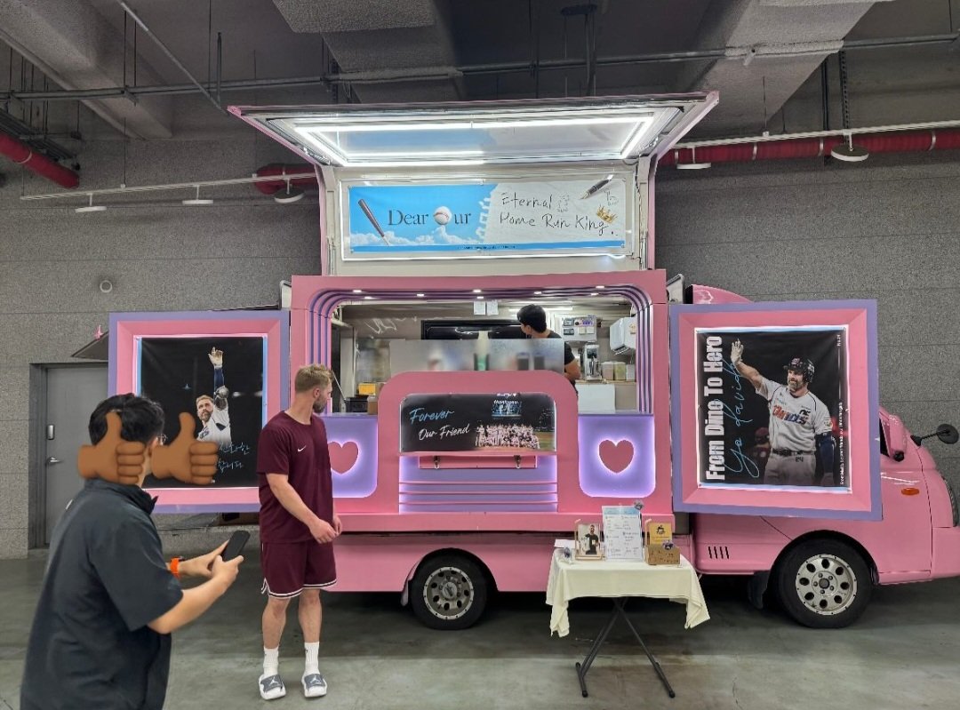 rae913_'s tweet photo. 아니 새팀으로 간 외인선수 잘 부탁한다고 엔씨 팬들이 커피차 보내줌ㅠㅠㅠ from dino to hero 눈물난다 https://t.co/ivZxTFpVgQ