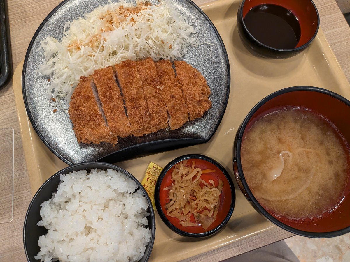 DcMiduki's tweet photo. 2週連続の東京ビッグサイト。参加してくださる皆様に感謝です！
東館の帰りしな二階上がってすぐのお店でトンカツ定食を見つけたので今日はこれ食べなきゃでしょ、と。
衣サクサクで美味しかったです😋 https://t.co/tHemWivGln