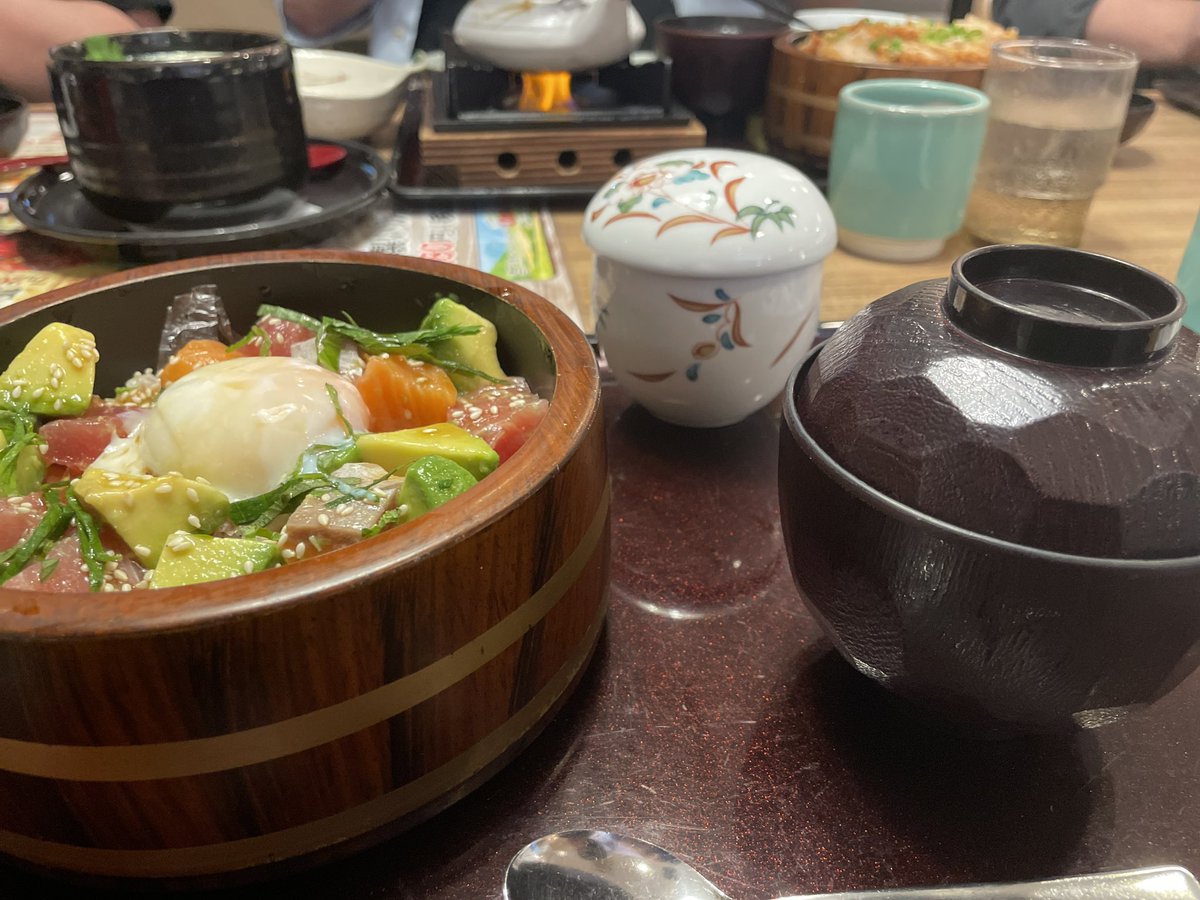 archmage_circle's tweet photo. 昨日は友達が遊びにきて徹夜で遊ぶデーでした。
私はほとんど仕事をしてましたが……。

お夕飯は近場のとんでんで。
マグロとサーモンアボガド丼。 https://t.co/jJrEEKbZLe