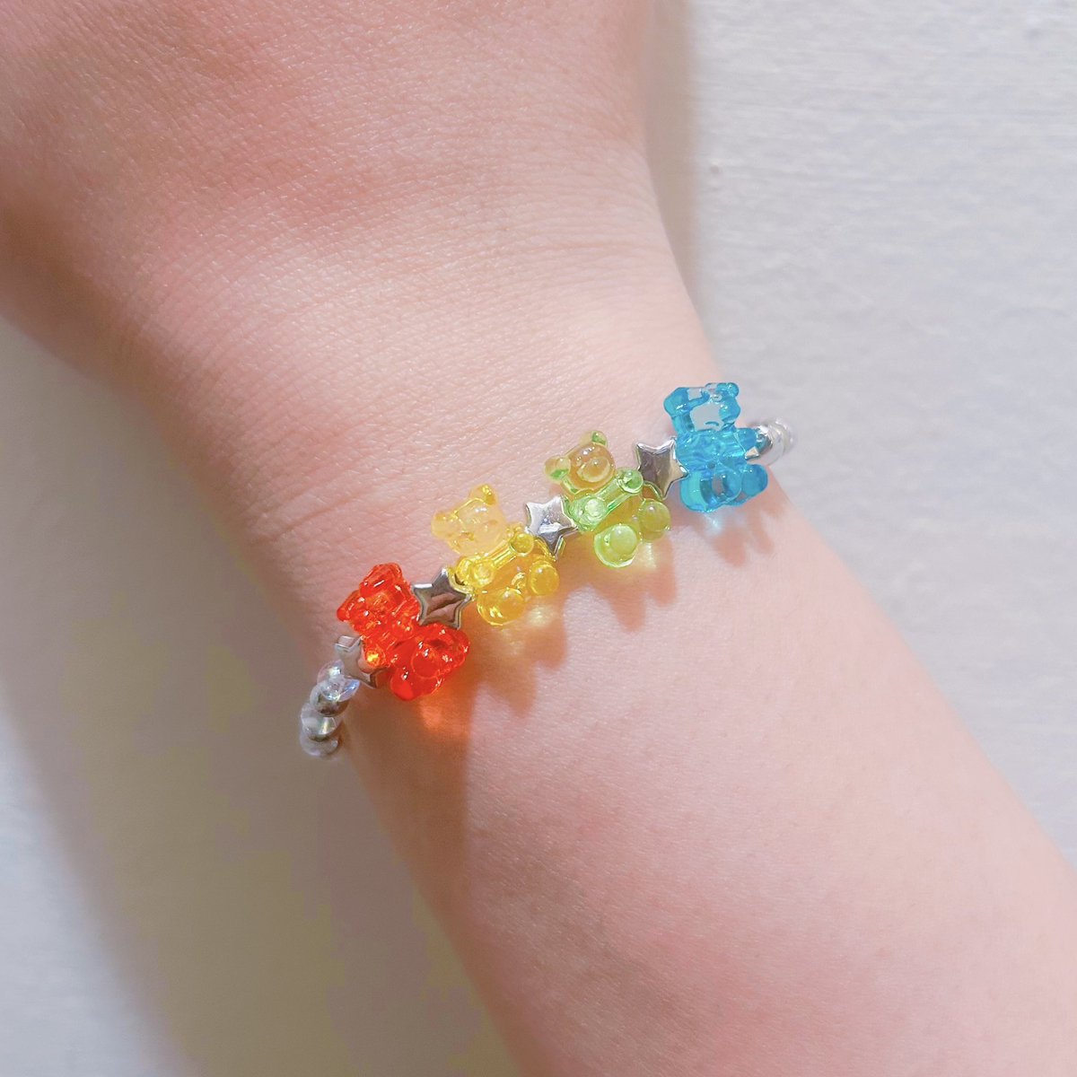 XMIZURUX's tweet photo. 出遅れ過ぎて物販あんまり買えなそうだけど何か残っていれば良いな🥹
ヘアゴムセットは買えなそうだと思ってたからブレスレット作って参戦😌

#TOP4TOKYODOME2 https://t.co/bBDguOABUH