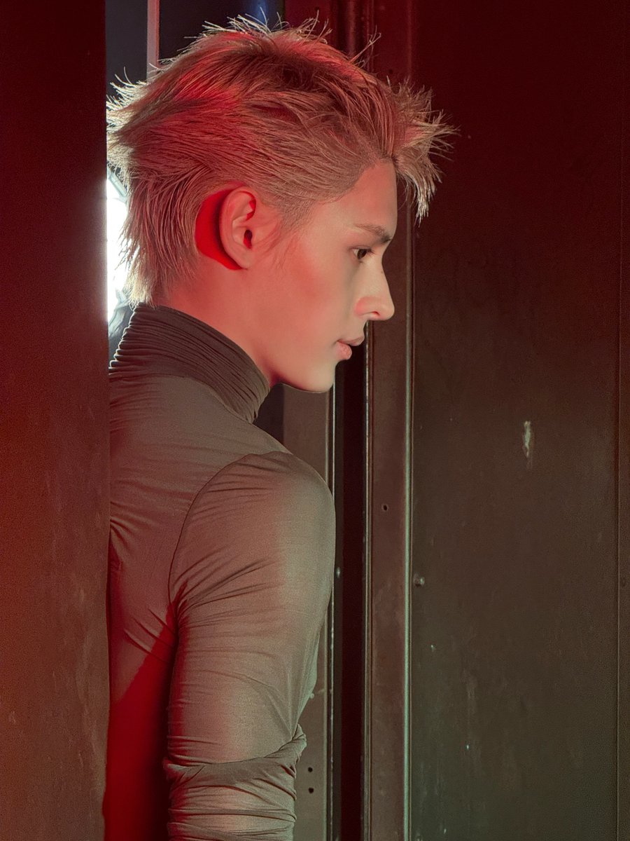 ha_nhat05's tweet photo. His visuals may catch your attention first, but it's his personality that keeps you coming back. James is effortlessly charming in every version of himself

JAMES ASCENDS IN YSL GAZE

#JAMESxSaintLaurent
#JAMESforSaintLaurentSS27
#SaintLaurentSS27
#JAMES https://t.co/dNetjKfyPh