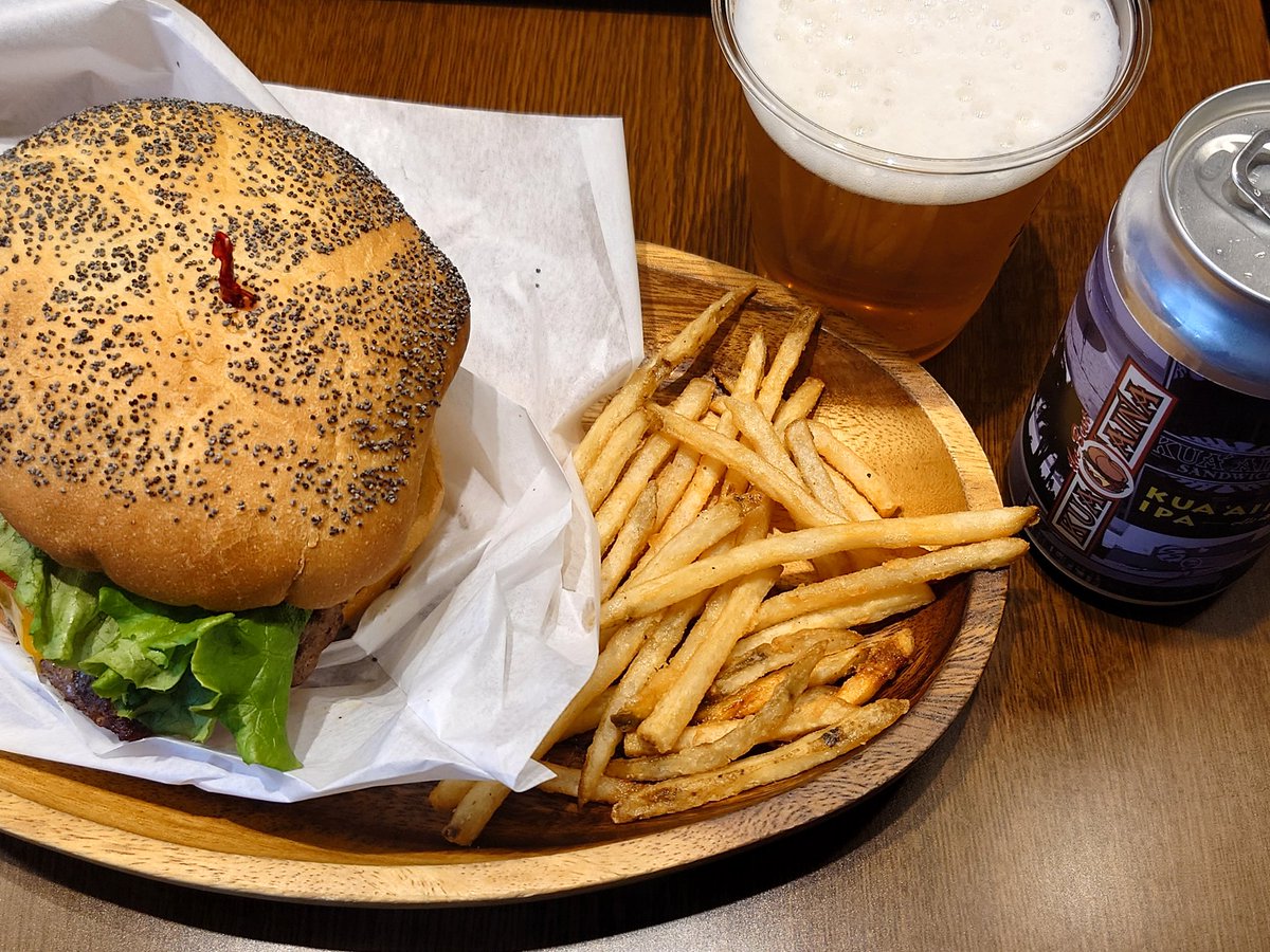 papa3technology's tweet photo. 昨晩のとある配信のバーガーネタに負けて、クア・アイナに行ってきました！
いやぁ、この厚いパティの旨味とビールが合うぅ〜。
コークハイが飲みたい！

#クア・アイナ
#ウィスキーに愛された女 https://t.co/7ZcLx0m0Ur