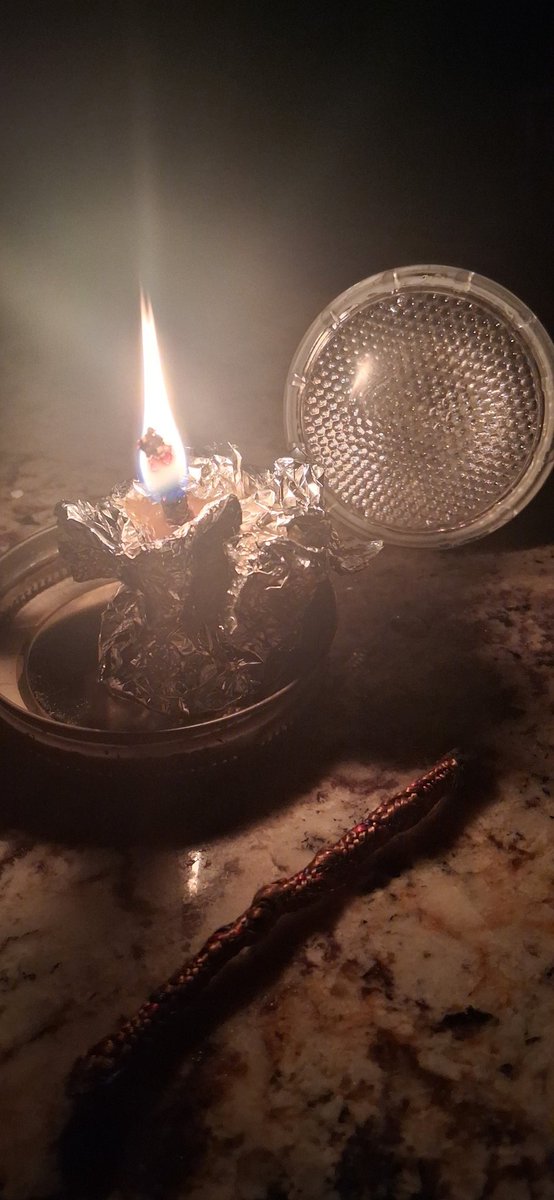 DChaneler's tweet photo. Pro tip for when the power goes out.
Tinfoil
Bacon grease
550 cord.
Viola candle https://t.co/PLVd7EBC6L