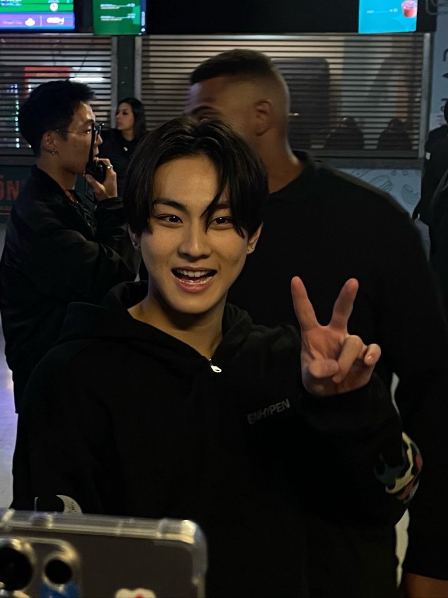 woncattos's tweet photo. THISSS JUNGWONIE AT THE SEND OFF 😭😭😭 HES SO CUTE https://t.co/MmfAgWEYmH