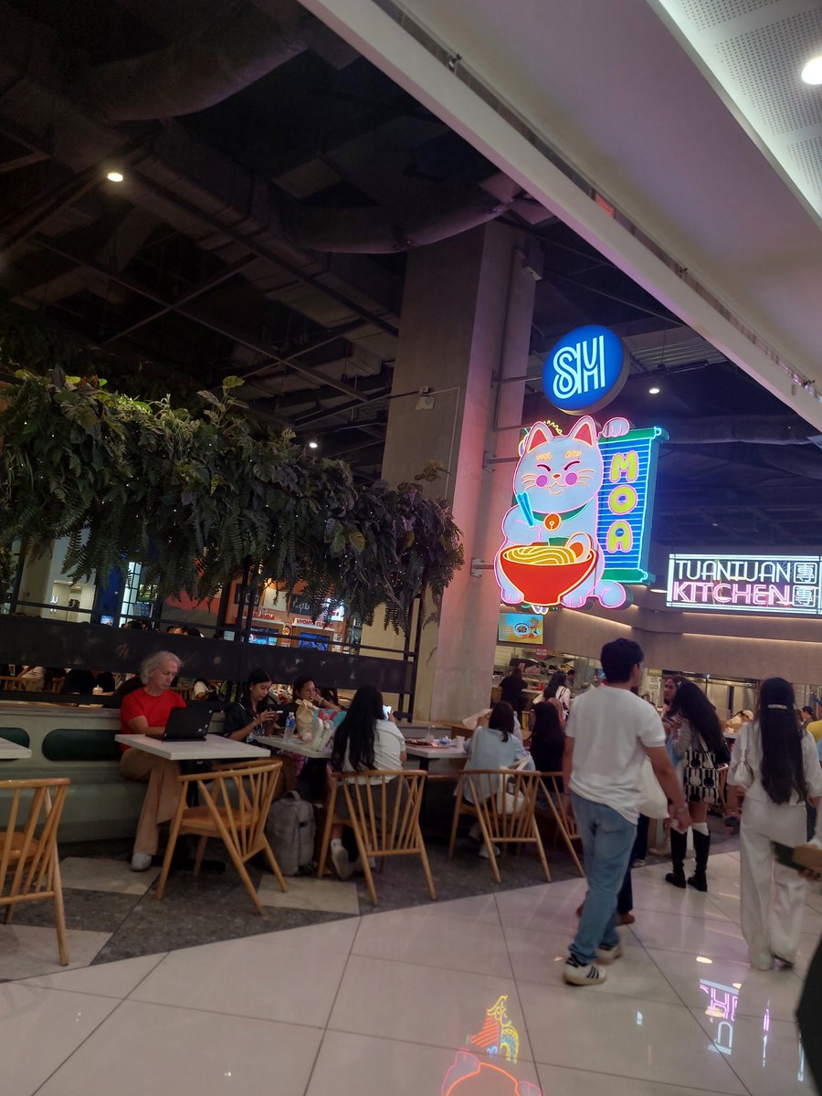 baeksehunieee's tweet photo. I'm currently here sa  foodhall. Just say Hi kasi nahihiya ako hahahha. Naka black slippers lang ako with stocking :) https://t.co/yiAIrYv64y