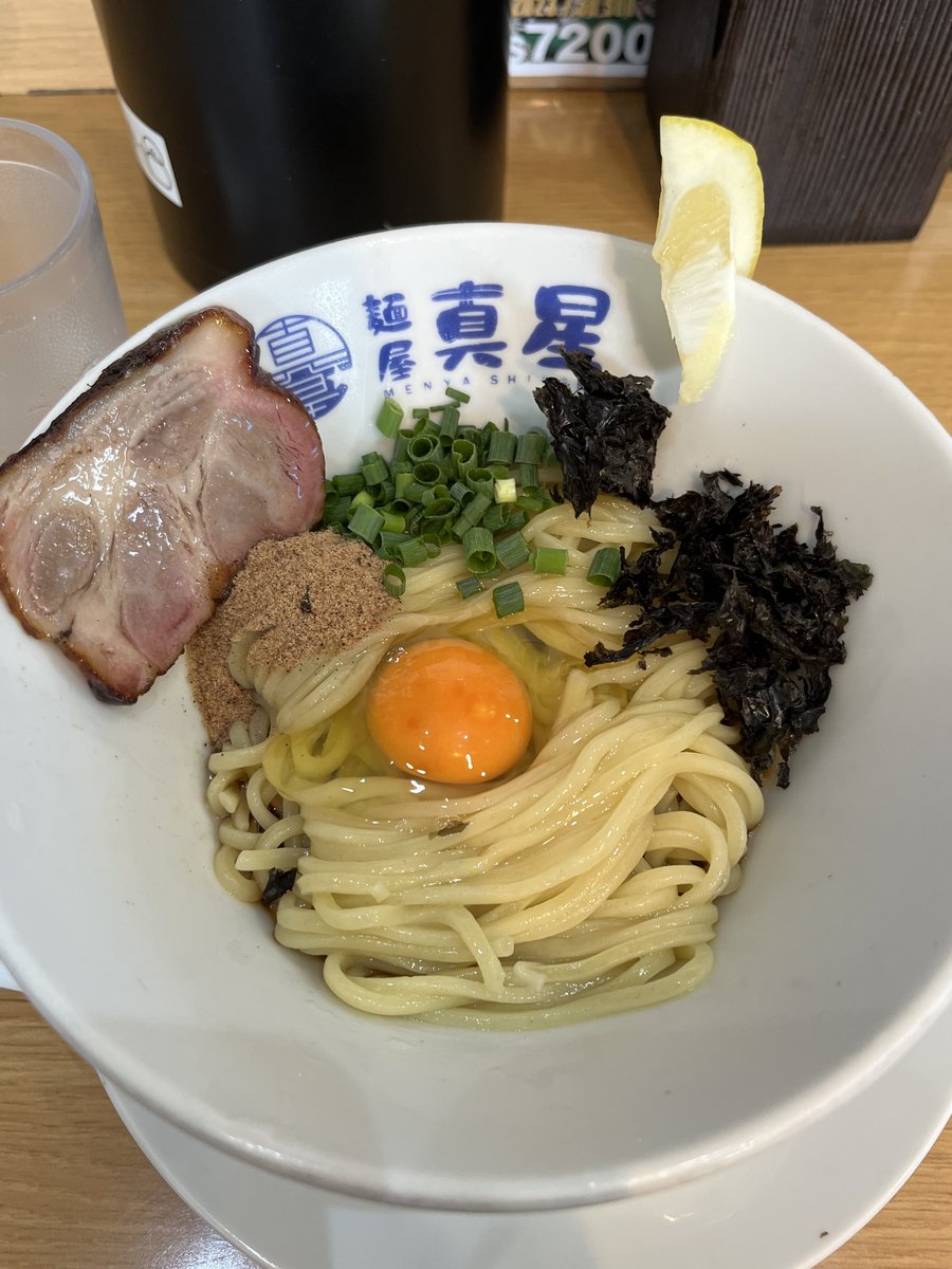 matzmy_mac's tweet photo. 節香るTKM。真星さんの限定。1150。
TKM初体験。

混ぜ混ぜして純粋に麺を味わうやつ。
美味い😋ご馳走様でした🔥

知らなかったけどTKMって冷たい麺なのね。
うどんの釜玉みたいに温かい店はあるんだろうか。 https://t.co/Q01RFbEBCZ