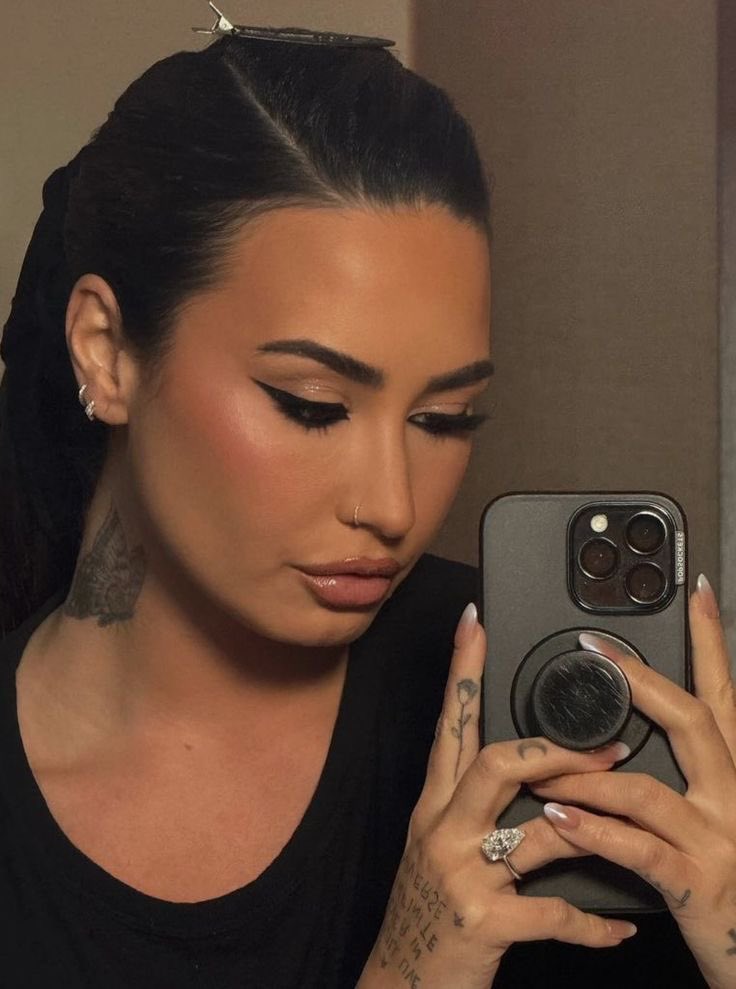 demi_glow's tweet photo. demi’s mirror selfies is always a SERVE https://t.co/d4AZJiC7OV
