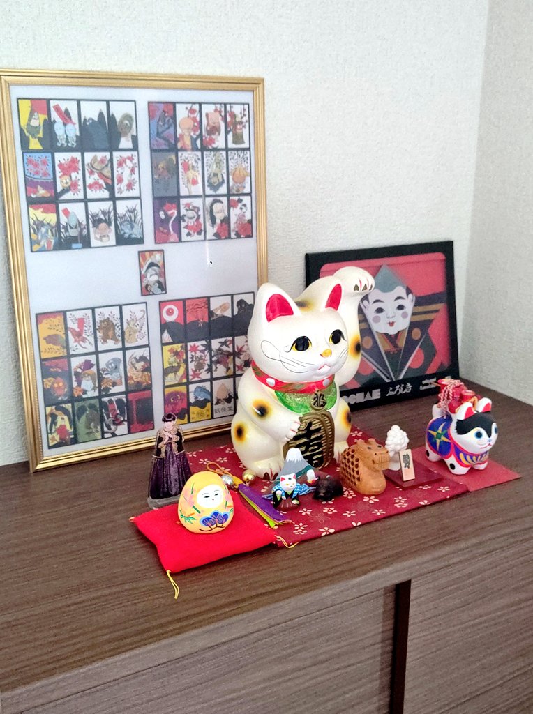 mairo622's tweet photo. 玄関、どんどん狭くなるよ。

卵 1 + 生まれたて 16
黒い幼虫 5
あおむし 9
前蛹 2
蛹 7
→5個の水槽に40頭のナミアゲハ。

と、それを向かい側から見守る神々。

無事巣立ちそうな雰囲気醸してる。 https://t.co/JIfewHPHAG