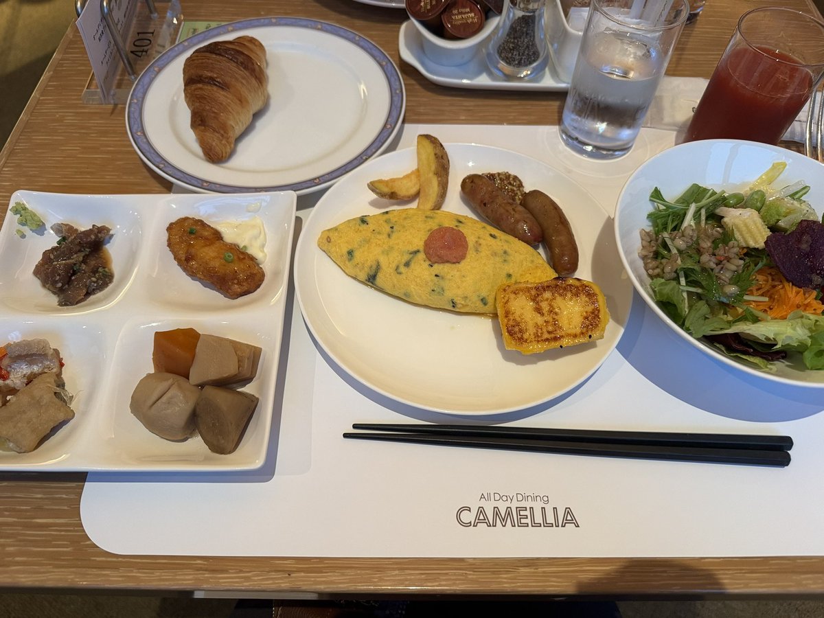 chako_h's tweet photo. オークラ福岡の朝食ビュッフェがめちゃくちゃ充実してて。

なんでも美味しかったけど、クロワッサンがパリサク🥐で最高なので気に入ったのでショップで買ってきたのに翌朝自宅で食べたらイマイチだった。トースターで復活させたけど。

ホテルで食べた時は焼き直さなくても極上だったなー。 https://t.co/dDQEiqd5Ro