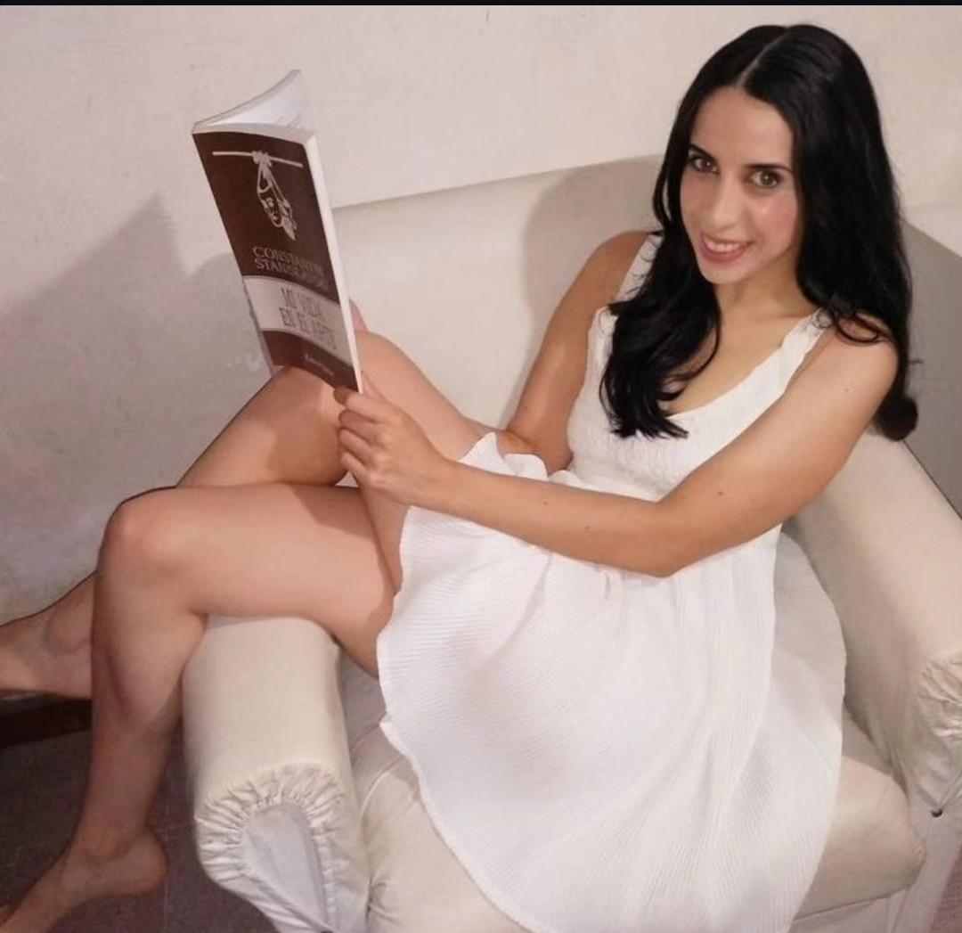 SpanishtutorVal's tweet photo. No solamente profesora de español sino también de literatura 🤓📚. Not only Spanish teacher, Literature too. #spanishlessons #spanishteacher #spanishteachers #aprenderespañol https://t.co/fbzZ3b8yrY