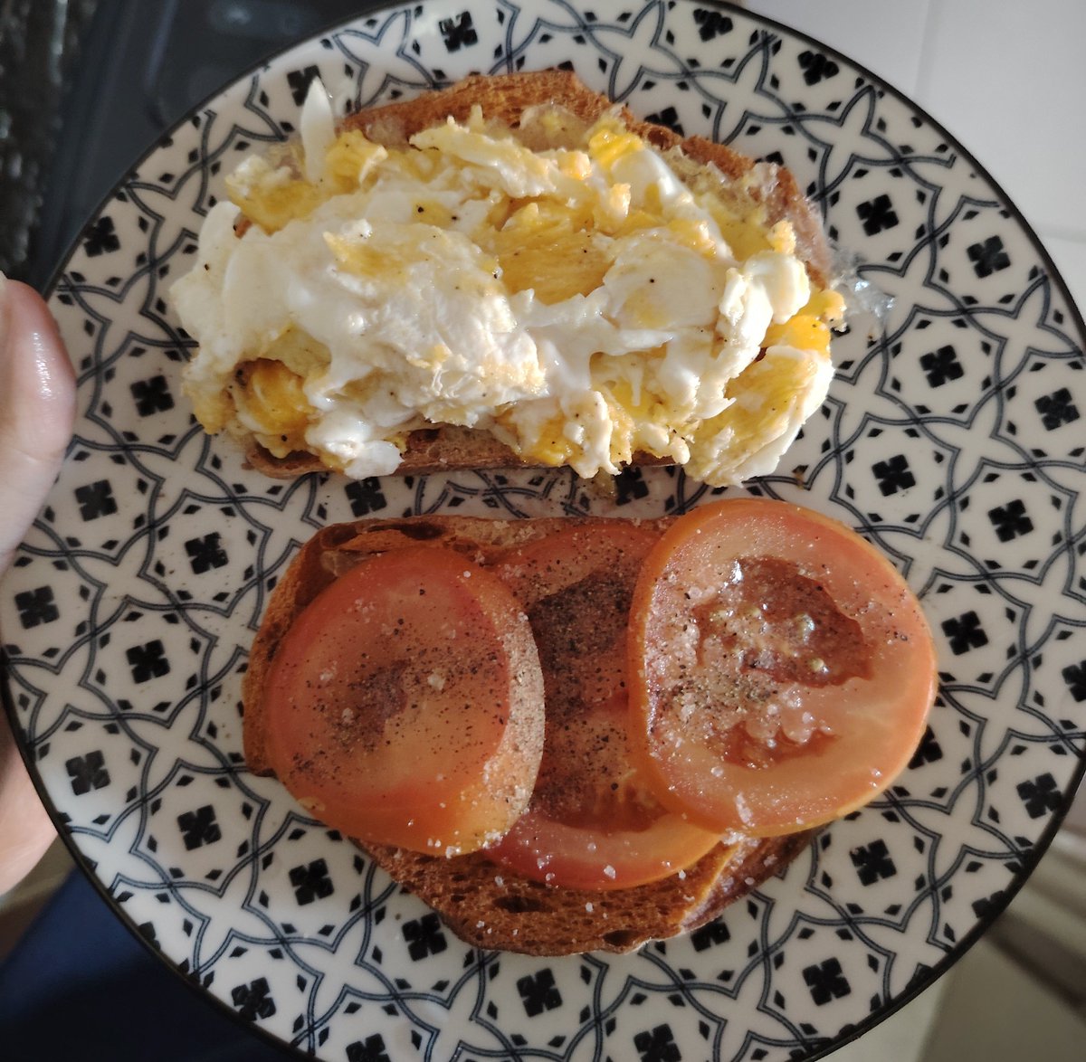 muiskcal's tweet photo. day 1 of binge-eating recovery
(343c) cheese paprika walnut sourdough is so good
omg and it tastes better with tomatoes https://t.co/uBqu6i11PW
