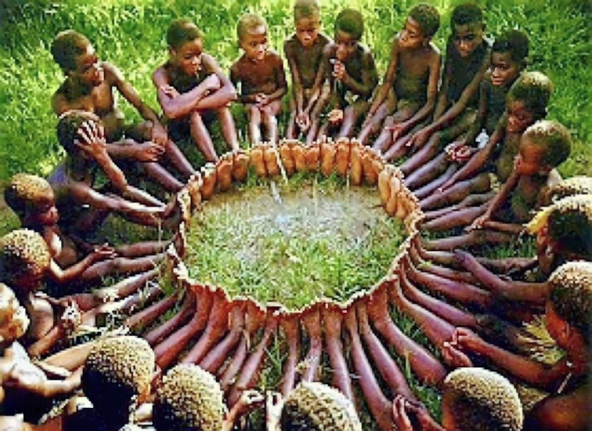 ViralIndia69's tweet photo. उबंटू (Ubuntu):

कुछ साल पहले अफ्रीकन जनजाति के कुछ बच्चों को एक मानवविज्ञानी ने एक खेल खेलने के लिए कहा। उसने एक ट���करी में मिठाइयाँ और कैंडीज एक वृक्ष के पास रख दिए और बच्चों को वृक्ष से 100 मीटर दूर खड़ा कर दिया।

फिर उसने कहा कि जो बच्चा सबसे पहले पहुँचेगा उसे टोकरी की सारी मिठाइयाँ और कैंडीज मिलेंगी। जैसे ही उसने रेडी स्टेडी गो कहा..... सभी बच्चों ने एक दूसरे के हाथ पकड़े और एक साथ वृक्ष की ओर दौड़ पड़े।

पास जाकर उन्होंने सारी मिठाइयाँ और कैंडीज आपस में बांट लीं और खुश होकर बोले उबंटू।

दरअसल, यह उस उदात्त ���ोच का विस्तार है जिसका मर्म है-"हममें से कोई कैसे खुश हो सकता है अगर बाकी सब दुखी हों?"

उबंटू एक नैतिक अवधारणा, एक दर्शन और जीवन का एक तरीका है जो हमारे पश्चिमी पूंजीवादी समाज में फैल रही संकीर्णता और व्यक्तिवाद का विरोध करता है.

उबंटू की भावना है- सामूहिक कल्याण की कीमत पर व्यक्तिगत लाभ नहीं उठाना।
उबंटू यानी 'मैं हूँ क्यों कि हम हैं'
Good morning 🌄🌄