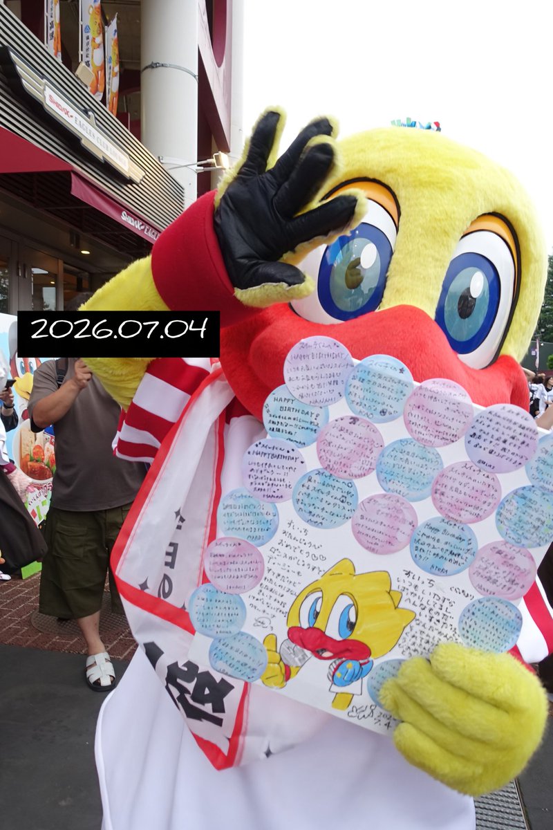 favor15's tweet photo. プレゼントもらって嬉しそう🐥 https://t.co/SihXRS6UND