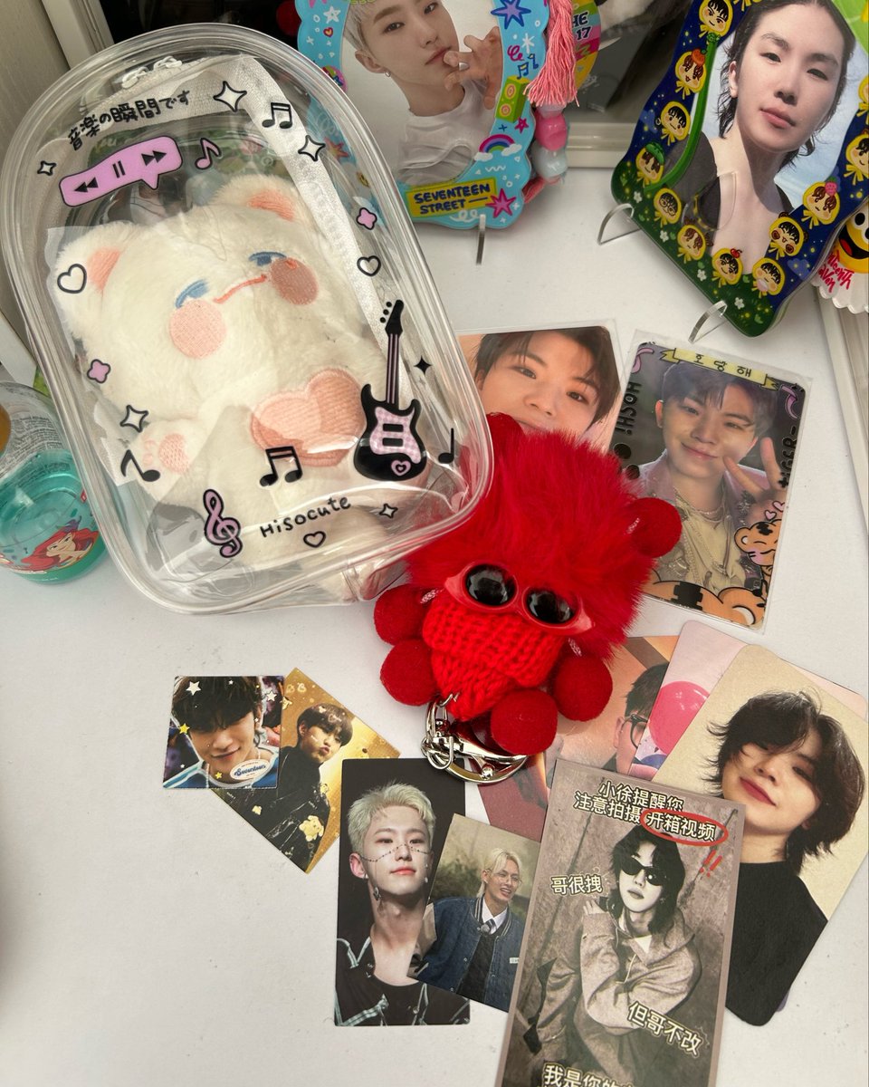 antimorpheme's tweet photo. Gasp! Kenapa ya carat tuh baik-baik banget selalu bonusin aku banyak-banyak! Ini aku beli doll masa dikasih pouch, 2 pc official, terus keycharm “shit! This is red too”, dan stiker yang bisa ku tempel seenak jidat. Hiks! Thank you @leewoozey 🫶🏻 https://t.co/QFFVy6NFcW