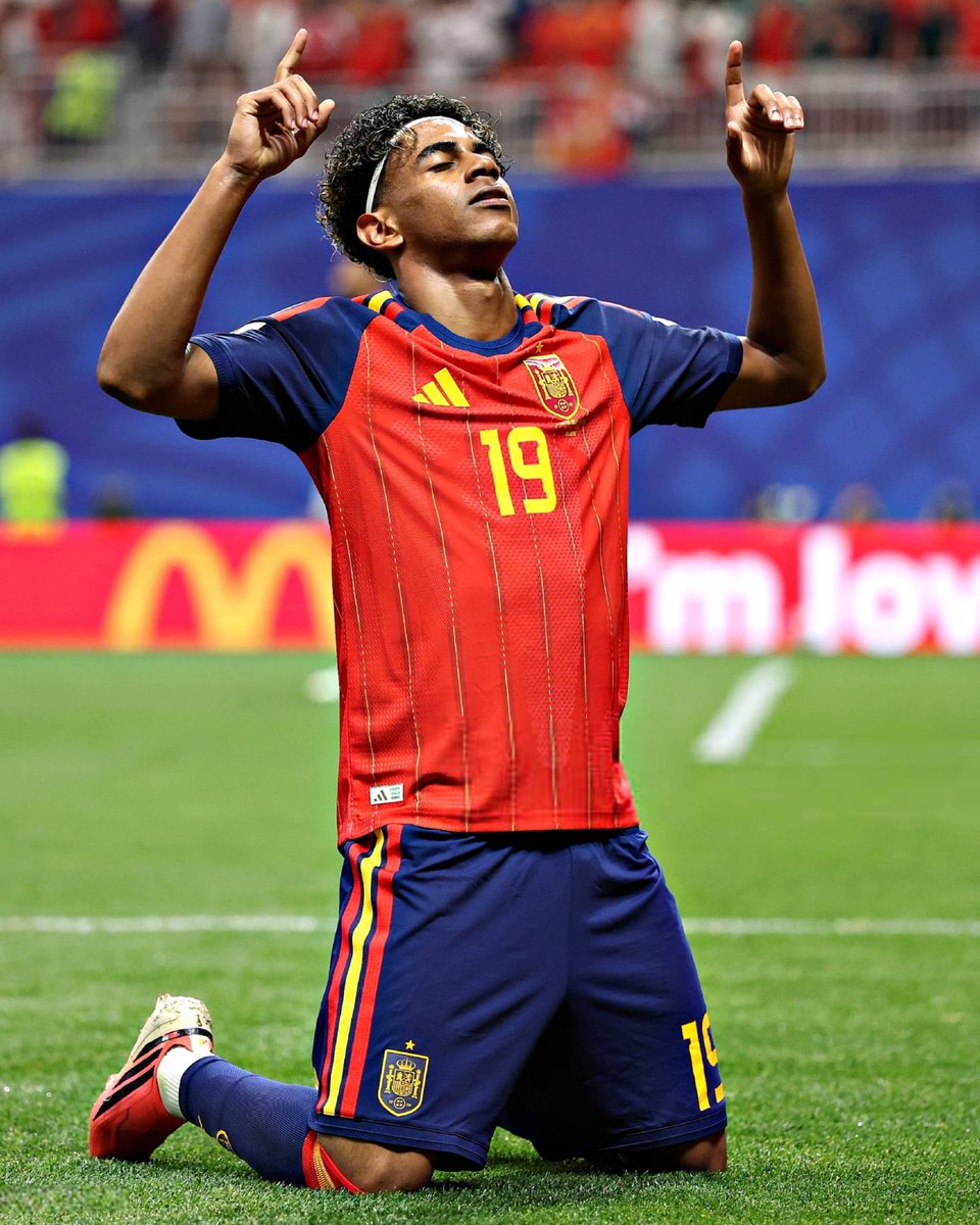 FullTime90X's tweet photo. 🚨𝗕𝗥𝗘𝗔𝗞𝗜𝗡𝗚: Thierry Henry:

“Today’s match showed us the difference between Lamine Yamal and Michael Olise. Against Paraguay, Olise struggled to string even two passes together. You see these kinds of low blocks often in La Liga, and Lamine breaks through them with ease.

There is no comparison. Olise is a good player who can dribble into spaces, while Lamine Yamal is the best player in the world because he creates spaces.” 🤯✨