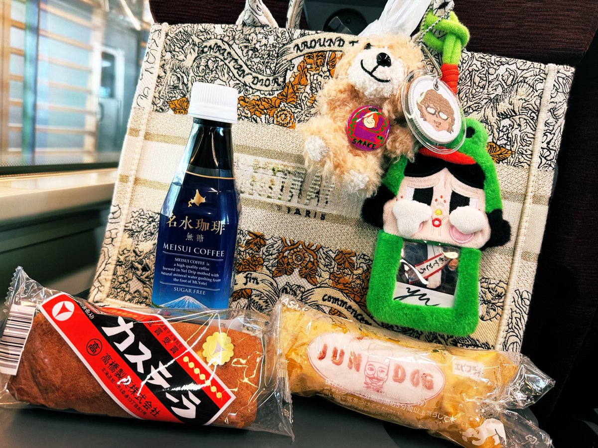 jj_move_over's tweet photo. 旭川ありがとう🚃💨
さぁー #自優悟奏ホールツアーファイナル 札幌へ出陣💨💨💨
旅のお供は昨日インスタで 、ダッチ サン@DUTTCH_POKET が持ってた #JUNDOG🤤🍤
パン系だと思ってたらメシっ🍚!!
エビフライプリップリッでうまうまっ🤩✨
そし #高橋製菓 の #ビタミンカステーラ でPower全開😆✊ https://t.co/ZCQLjEqjmo