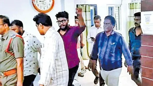 greatandhranews's tweet photo. ఏపీ హైకోర్టును ఆశ్రయించిన ప్ర‌శ్న రావ‌ణ్

తనపై పలు పోలీస్‌స్టేషన్లలో నమోదైన కేసులన్నింటిని.. ఒకే కేసు కింద విచారించేలా ఆదేశాలు ఇవ్వాలని పిటిషన్

తనపై నమోదు చేసిన అన్ని కేసులను.. సీబీఐతో విచారణ జరిపించాలని పేర్కొన్న రావ‌ణ్

ప్రతివాదులుగా ఏపీ ప్రభుత్వం, డీజీపీ.. ఏలూరు, ఎన్టీఆర్, కాకినాడ జిల్లాల ఎస్పీలు

ప్రతివాదులుగా పాయకరావుపేట, పిఠాపురం.. మచిలీపట్నం, సర్పవరం SHOలు

పిటిషన్‌పై రేపు హైకోర్టులో విచారణ