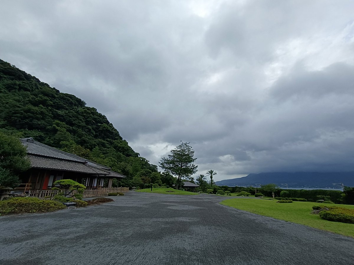 miyanoe057's tweet photo. 鹿児島旅行最終日は仙巌園へ。桜島の山頂は雲ですが、なかなかの眺め。猫神社も参拝。
ようやく鹿児島でしろくまを食べれました。 https://t.co/AVX74kYNJD