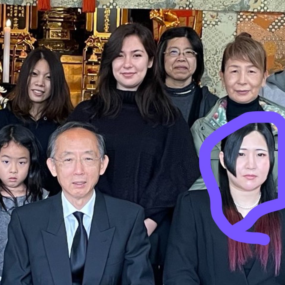 RaTo_7777's tweet photo. 紫の丸で囲われている人はイーロンマスクの本妻で顔を滅茶苦茶にされています。この写真に写っているのが彼女自身ではない。
そして、その他に写っている女はイーロンマスクの嫁を気取り、本妻を陥れている。
そして本妻は殺された。
ここに写る男はイーロンマスクを名乗っている。 https://t.co/XM6YrvTEkw