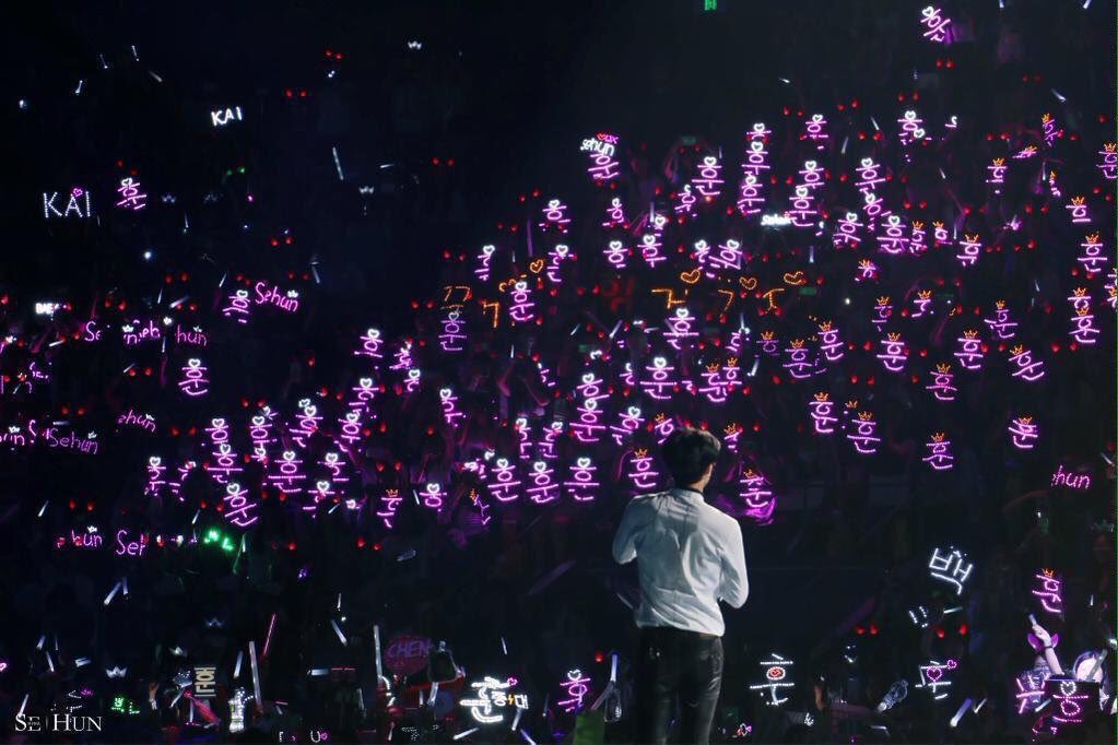 xunhuas's tweet photo. This reminds me of when Xunqis used to go all out for Sehun’s pink 훈 ocean during EXO’s concerts back then 🥺 https://t.co/SXWwP1mMy3
