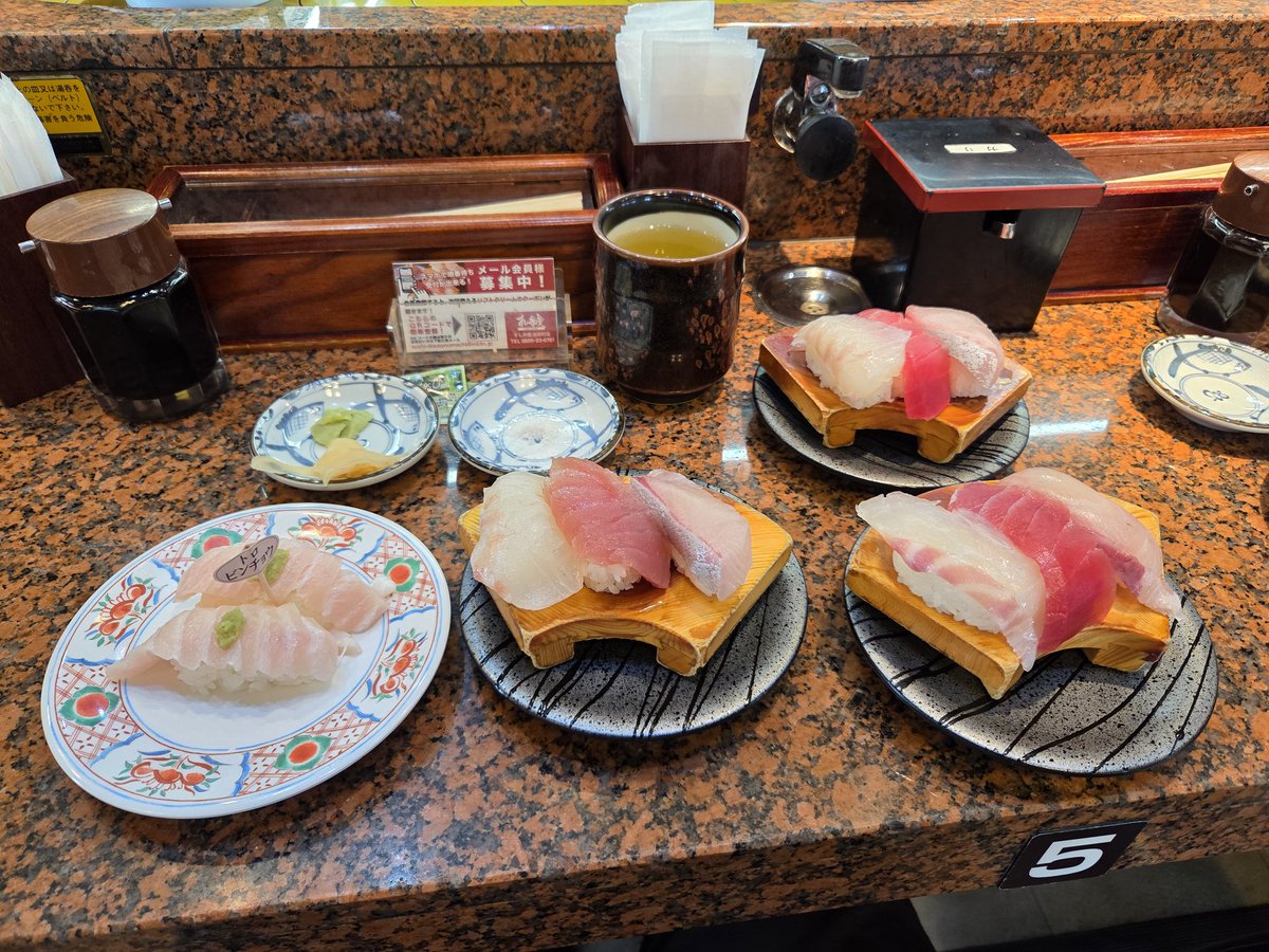 spew_san's tweet photo. すし弁慶　本日のおすすめ三貫盛クイズ
初手3つ注文した https://t.co/gMSqMh6U4u