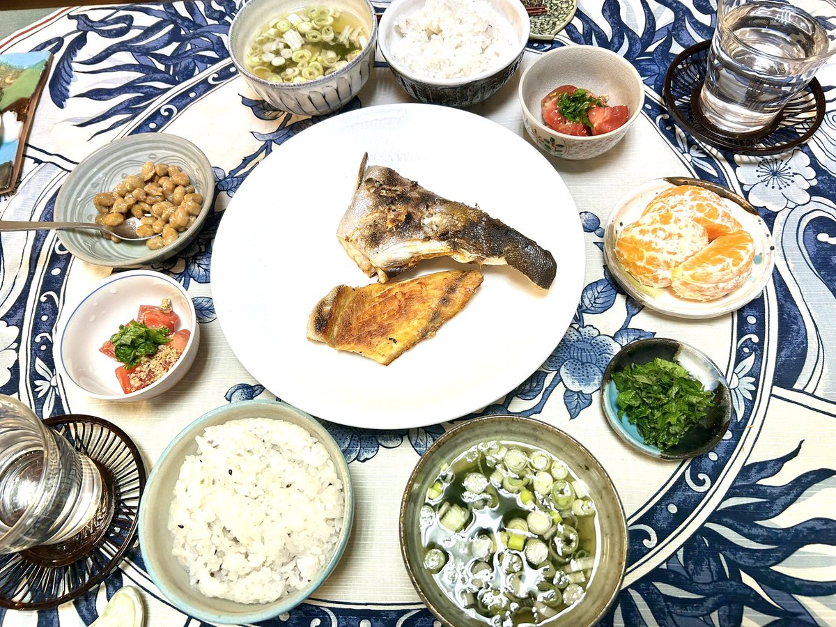 hoshias2's tweet photo. 休日あさひるごはん
カンパチのカマ塩焼き🐟
紫蘇
トマトとバジルすりごま和え
採れたて白葱のお味噌汁
納豆(オリーブオイルと酢、醤油)
でこぽん https://t.co/jE86Pio6cA