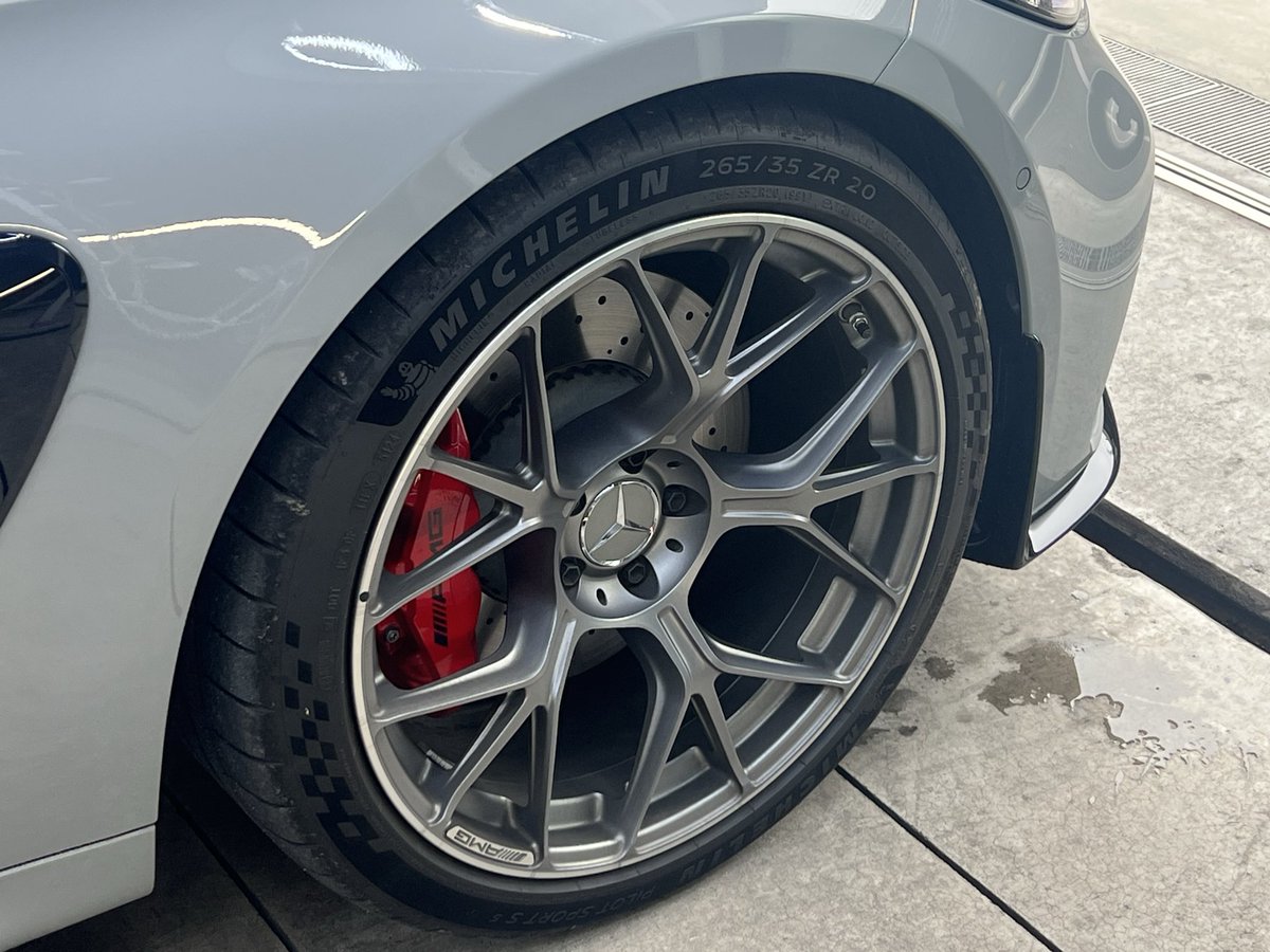 JIKOMANGARAGE's tweet photo. 納車からのそのままコーティングへ。
全幅1930のお尻最高😃
#CLE53AMG https://t.co/SKetPSySsy