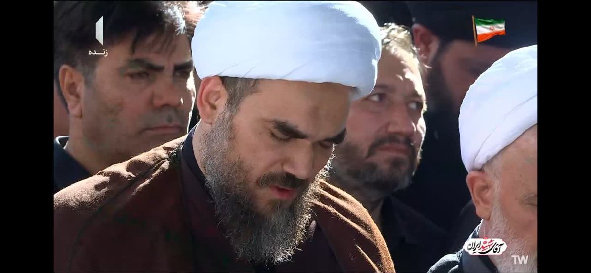 roqayeh918's tweet photo. آقای محمدی گلپایگانی، بابای زهرا، در حال نماز خوندن به پیکر دختر و همسر شهیدش
#باید_برخاست 
#آقای_عزیز_ما https://t.co/dvY5G92aPr