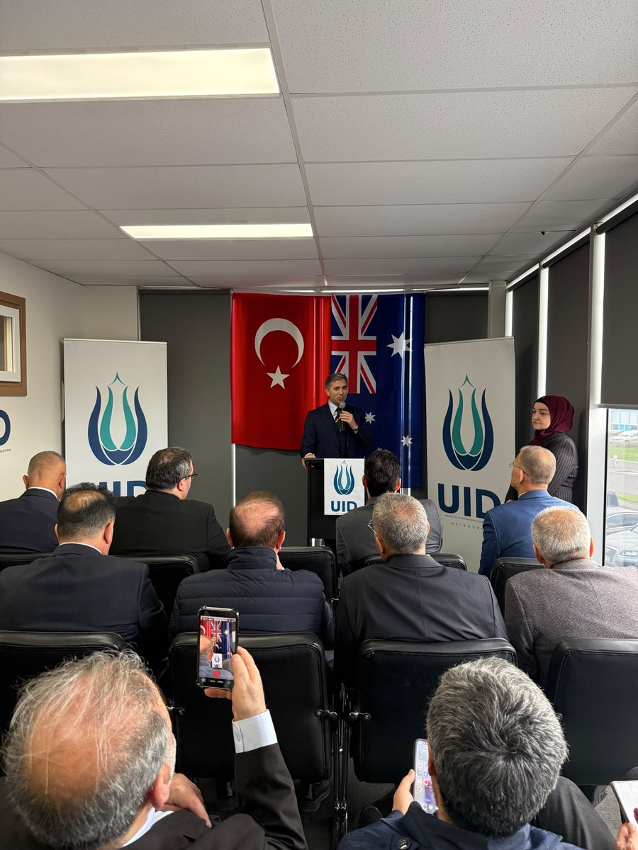 SirakayaZafer's tweet photo. 📍Avustralya 

Avustralya temaslarımız kapsamında, yurt dışı Türk toplumumuzun önemli sivil toplum kuruluşlarından biri olan @U_I_D’nin Melbourne Ofisi’nin açılış programına katıldık. 

Birlik ve beraberliğimizi güçlendiren, vatandaşlarımız arasındaki dayanışmayı pekiştiren her sivil toplum girişimini kıymetli görüyor; @U_I_D’nin Melbourne ofisinin hayırlı hizmetlere vesile olmasını diliyorum.