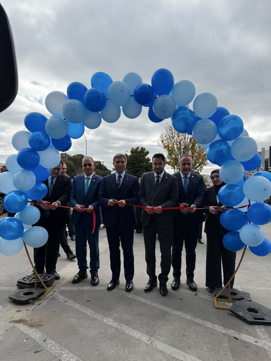 SirakayaZafer's tweet photo. 📍Avustralya 

Avustralya temaslarımız kapsamında, yurt dışı Türk toplumumuzun önemli sivil toplum kuruluşlarından biri olan @U_I_D’nin Melbourne Ofisi’nin açılış programına katıldık. 

Birlik ve beraberliğimizi güçlendiren, vatandaşlarımız arasındaki dayanışmayı pekiştiren her sivil toplum girişimini kıymetli görüyor; @U_I_D’nin Melbourne ofisinin hayırlı hizmetlere vesile olmasını diliyorum.