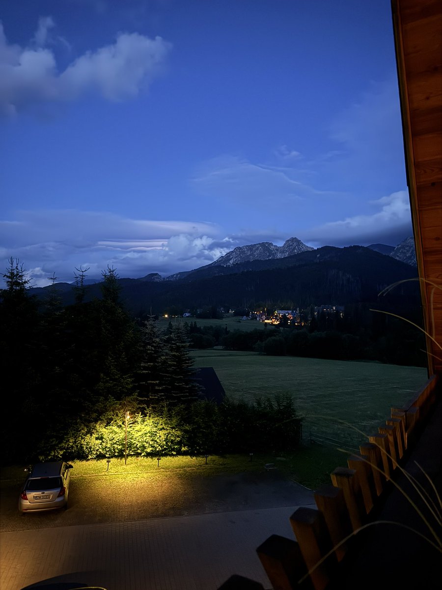 ODAhadT's tweet photo. A little bit of a dim light and the moon is missing https://t.co/ofp4TTZwH2