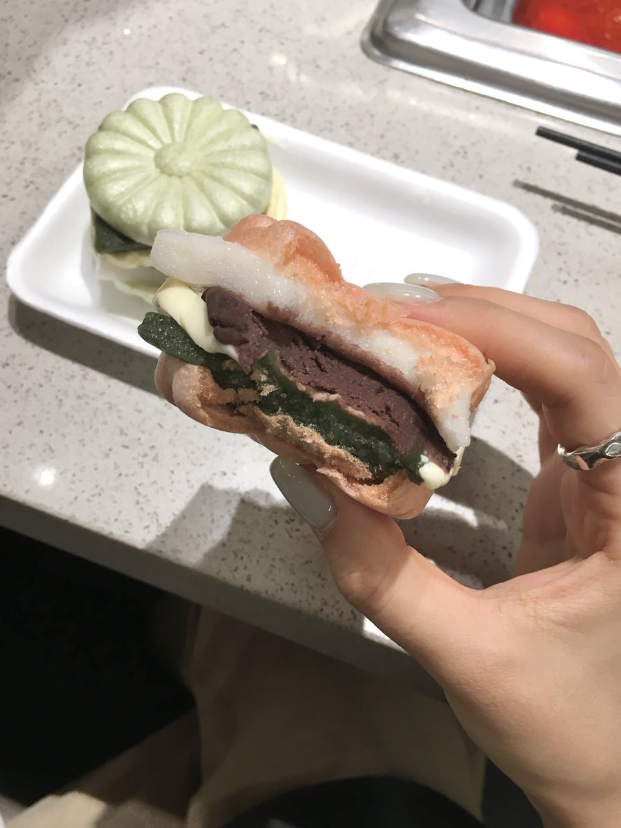 iswarmday's tweet photo. 오복떡집 앙버터 모나카 진~~~~~짜 맛있다 ..
기대했는데 기대한 만큼 맛있었음 ദ്ദി( ¯꒳¯̥̥）

쫀득 + 바삭 + 달콤 이 3박자가 너무너무 완벽함

날이 너무 더우니 요즘 날씨에 보냉은 필수
성수 서울숲 쪽 갈 일 잇으면 꼬옥 방문해 보시길 바랍니다 https://t.co/77A75CGHz3