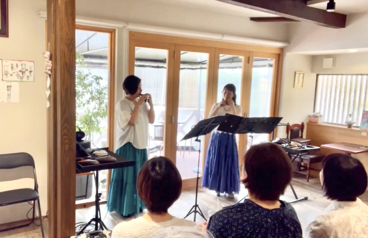 53Furu's tweet photo. 昨日は古民家カフェさんでのコンサート。
ゲストでお呼びするはずだった雅子さん。練習の過程で楽しくなりオカリナDUO『OTOMUSUBI』（音結び）が爆誕✨笑
昨日はデビューコンサートとなりました☺️
シークレットゲストでお招きした『オカリーナイカル』さんの演奏も、本当に素晴らしかった😭💕👏🍀 https://t.co/UMaMZgvn1U