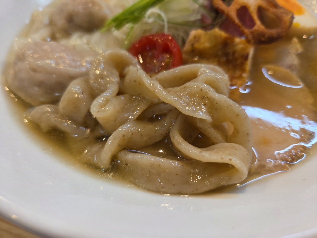 Y9dXfODSjPO315J's tweet photo. 豊橋の麦の寅 GACHI SOBA DOJOさんで
7/4・7/5  各25食限定
「特製極太手揉拉麺
　　　　　　~2周年バージョン~」
　　　　　￥2000
　　　　　　　を頂きました‼️
珠玉の逸杯を頂きました🍜😍👍
ご馳走さまでした🙏 https://t.co/PYKClPgRC1