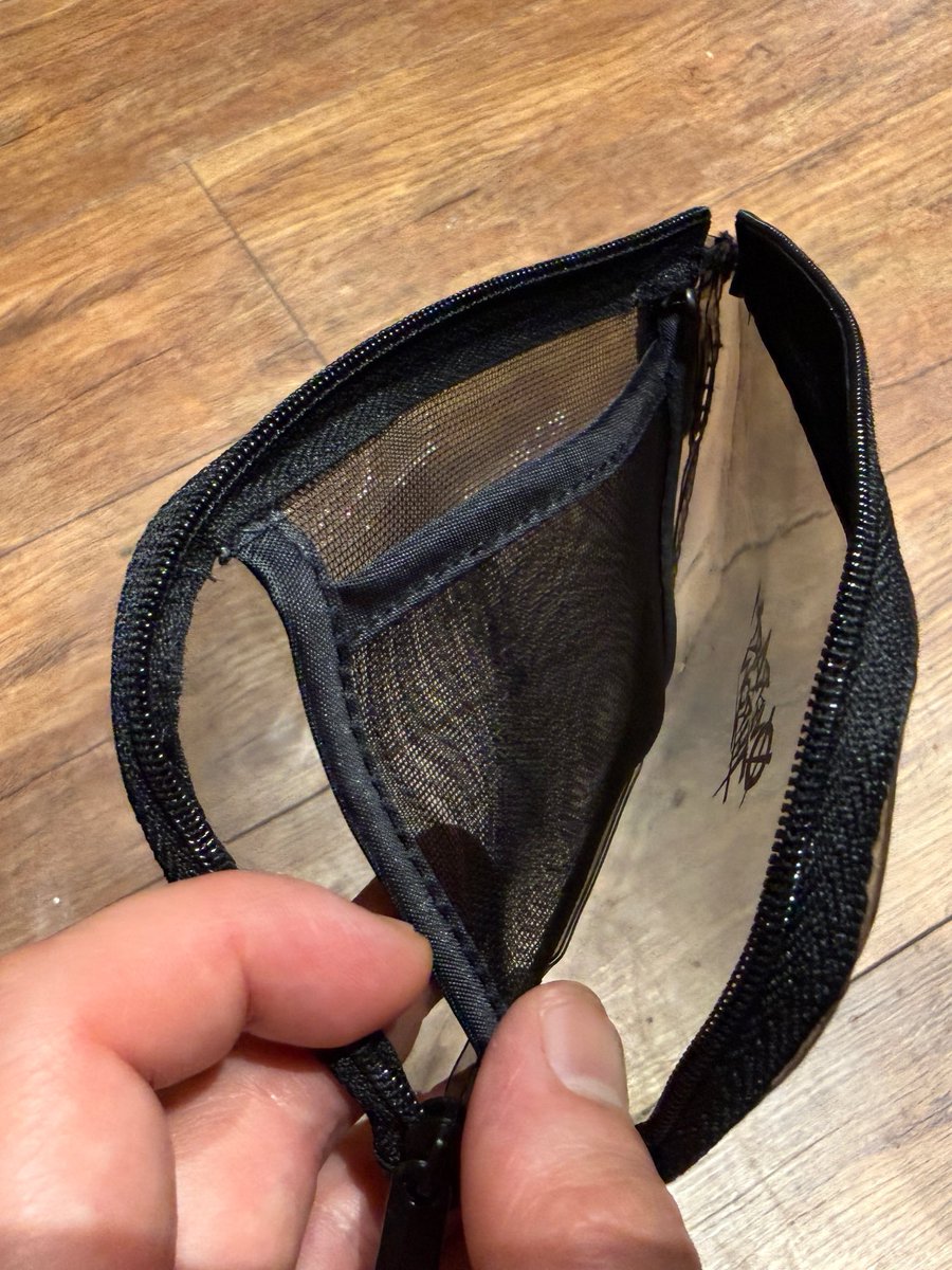 KEYWORLD_tweet's tweet photo. 🔥New Item🔥

ミニポーチが進化しました💪💪
☝️仕切りメッシュポケット有り
☝️D管付き(カラビナは別売り)
☝️強度も🆙

PCV Mini Pouch ver.2.0
Color: Skeleton Black
¥1,000

本日の福岡OP's公演より発売開始

#OAT
#OVERARMTHROW https://t.co/TIt7PMKwtx