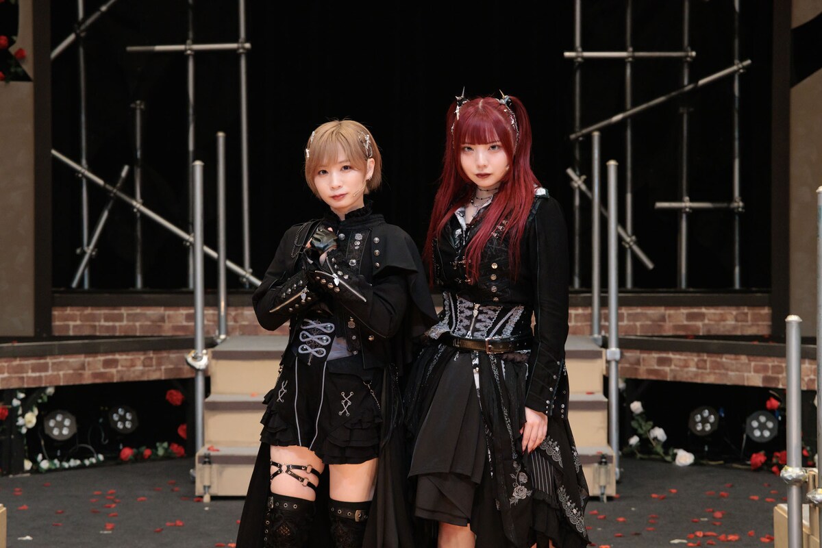 stage_natalie's tweet photo. 【会見レポート】モモコグミカンパニー・藍染カレンら出演の女王ステ不滅部隊編「Rose」が開幕（舞台写真あり）
https://t.co/BOUwr9Yf9n https://t.co/yOEqfsFmdW