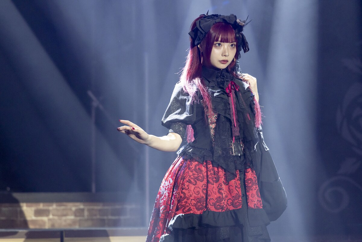stage_natalie's tweet photo. 【会見レポート】モモコグミカンパニー・藍染カレンら出演の女王ステ不滅部隊編「Rose」が開幕（舞台写真あり）
https://t.co/BOUwr9Yf9n https://t.co/yOEqfsFmdW