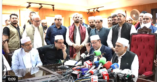 SabeeKazmi786's tweet photo. بہت فنکار لوگ ہیں فوری ٹوپی پہن لی۔۔۔😂 https://t.co/uzLaBbfKwP