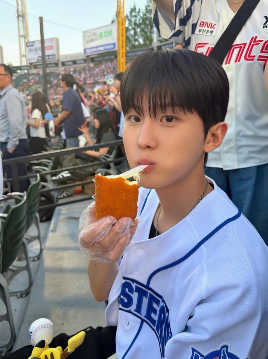 jamilelovss_'s tweet photo. look at sunwook showing their dinner, and as a bonus, showing that his boyfriend's wallpaper is a picture of him. look at him showing off for us LMAOOOOOOOOOOOO https://t.co/bdVuWKX80n