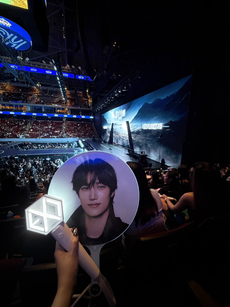 hoe4jongin's tweet photo. still cant believe i saw my boys again after 7 yrs 😭 13 years of loving them, and a promise to see them up close finally came true

still super sad that i won't be seeing them again for day 2 today 🥲 i would've loved to watch them one more time but +++

#EXhOrizoninMANILA https://t.co/rp9plEA7ii