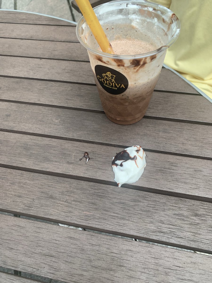 tkalcal's tweet photo. GODIVAで1杯買ったらシェアでもう1杯やってたから娘と2人で～
何秒かでクリームがぼとり…
どう飲んだらそうなる💦 https://t.co/QgP9cby0Tf