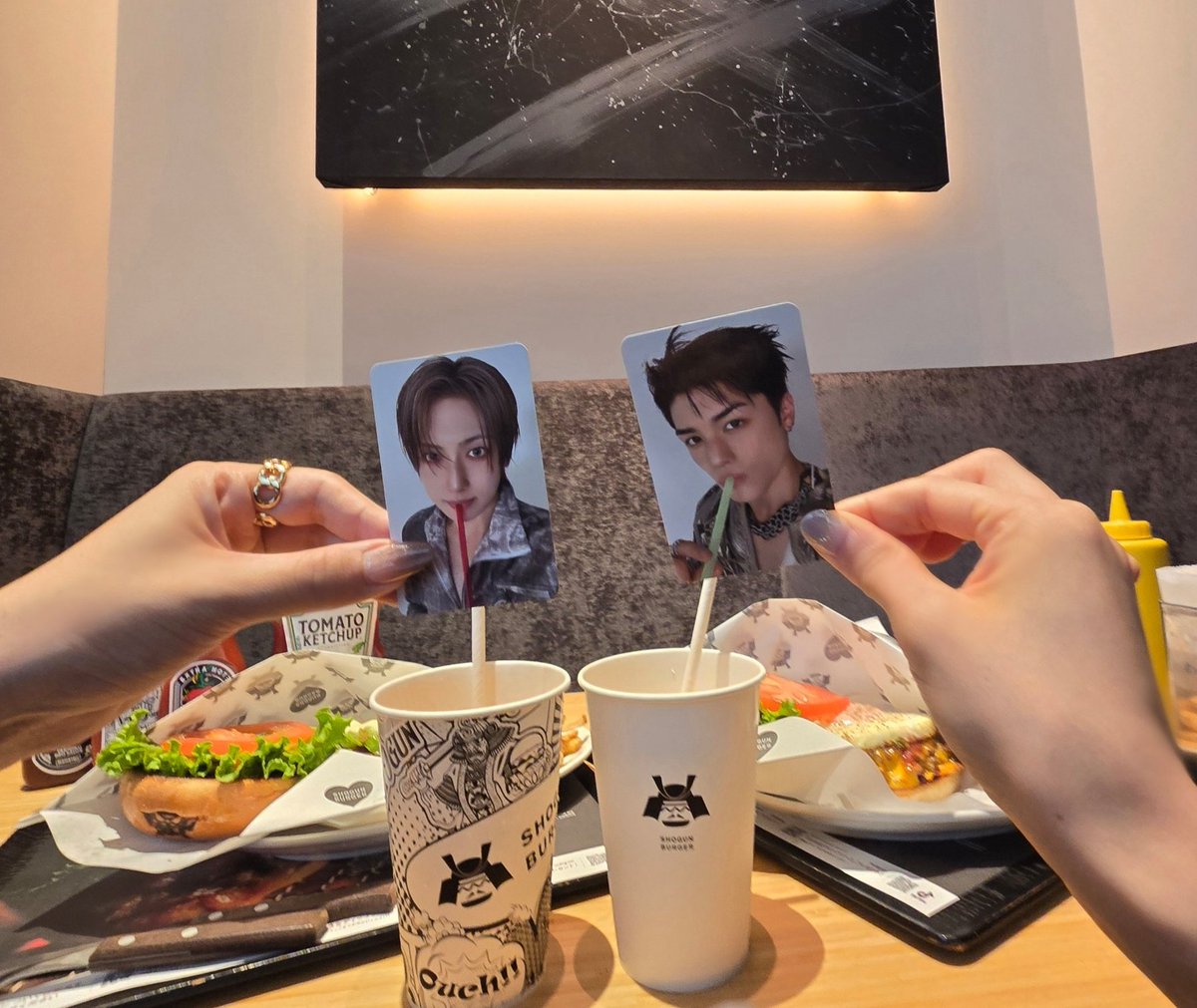 ri09007e's tweet photo. 序盤で心拍数あがったけど、後半はめちゃくちゃ集団コメディー(?)だった
視界の端にもじゃれあってる人たちいて目が足りない…

皆のビジュアルも、VR世界も映像が綺麗で楽しかった🐺🌕️

マキくん選ぶと演出とのつながりが「おぉ！」ってなった
#andTEAM_VRConcert https://t.co/SexYIUzlqa