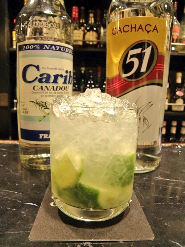 Bar_stolas's tweet photo. 昨日は久しぶりに辛口カクテル好きなLady様方に始発待ちでご利用頂きました🍸️4時過ぎにはちょうど雨も上がりご無事に電車にお乗り頂けたかと🤗
途中「近くにコンビニは？」との事で理由をお伺いすると充電でいらしたのでケーブルをお出しして充電して頂きました。充電もお気軽にお申し付け下さい🙇‍♂️ https://t.co/CDoGcGOOhz