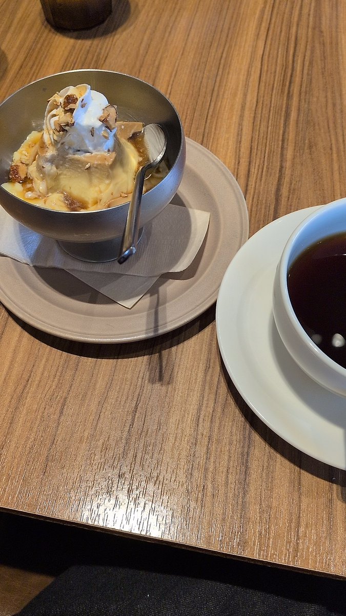 S19821230's tweet photo. 南町田グランベリーパークで
歩き疲れた。
lunchは、
#ワイアードキッチン 
ワインも飲むし、
たまにはデザートも＋🍮 https://t.co/79R9kcdKzp
